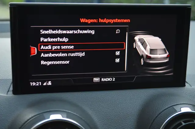 Audi Q2 view 21