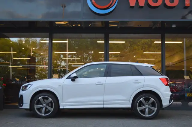 Audi Q2 view 7