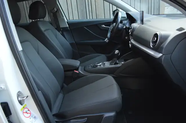 Audi Q2 view 9