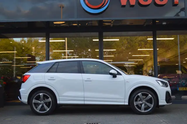 Audi Q2 view 6