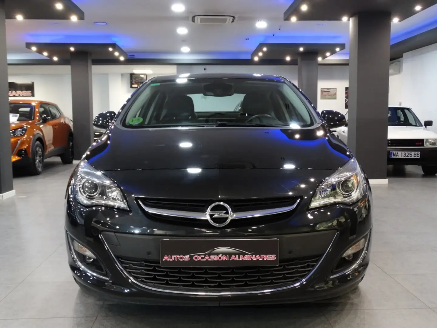 Opel Astra Sedán 1.4T Excellence Zwart - 2