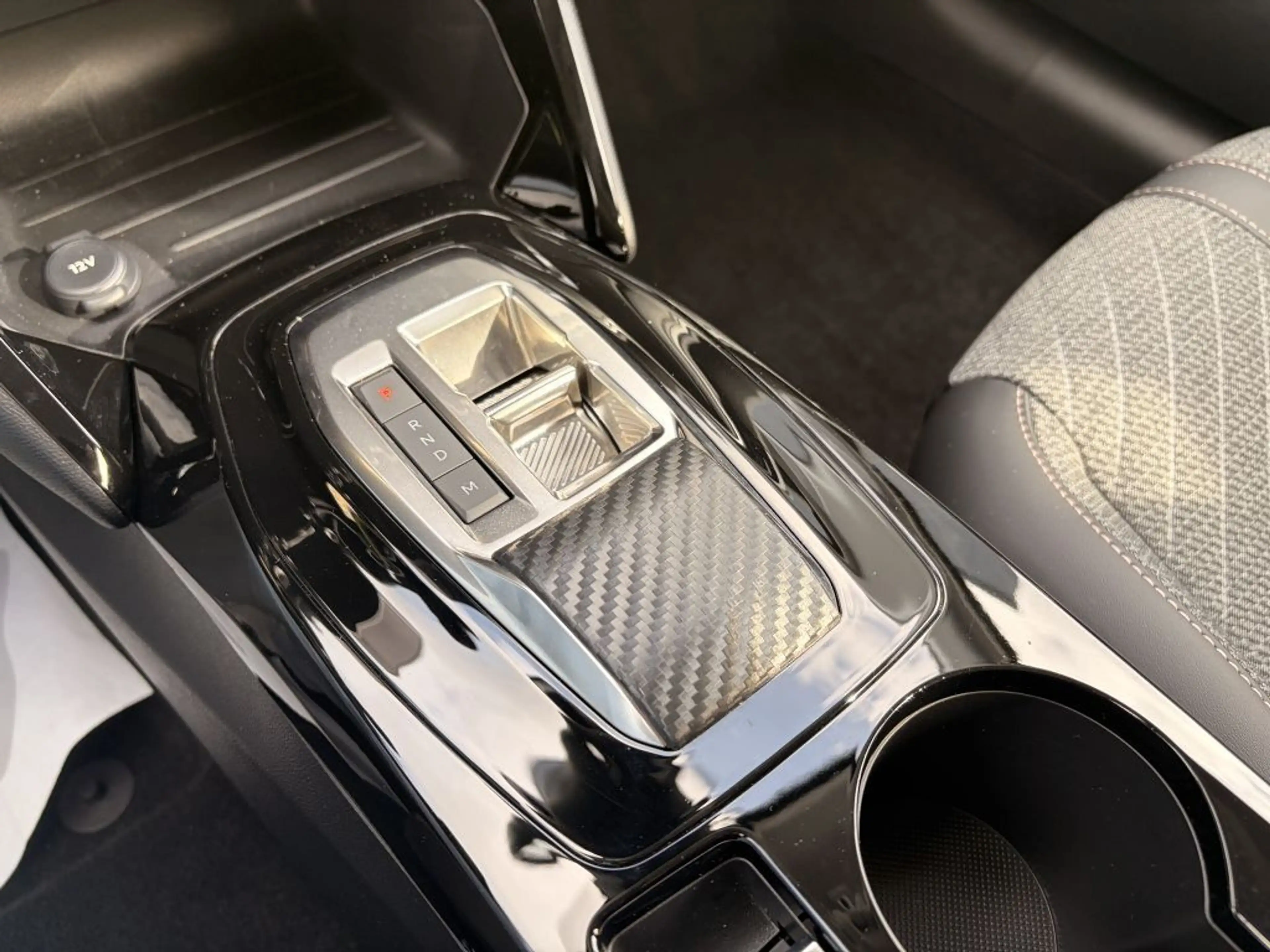 Peugeot 208 Hybrid 100 e-DSC6 Allure — photo 9