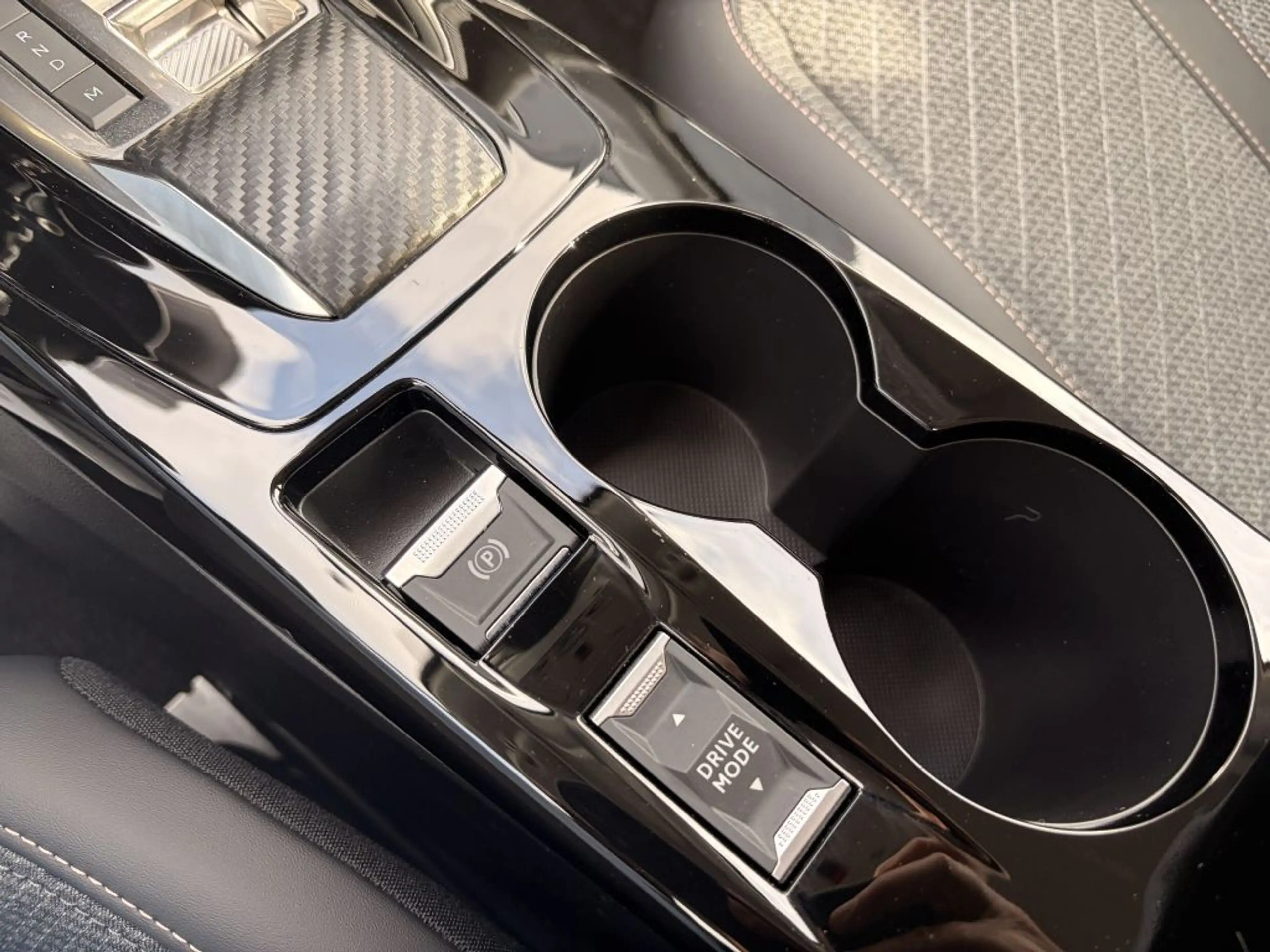 Peugeot 208 Hybrid 100 e-DSC6 Allure — photo 10