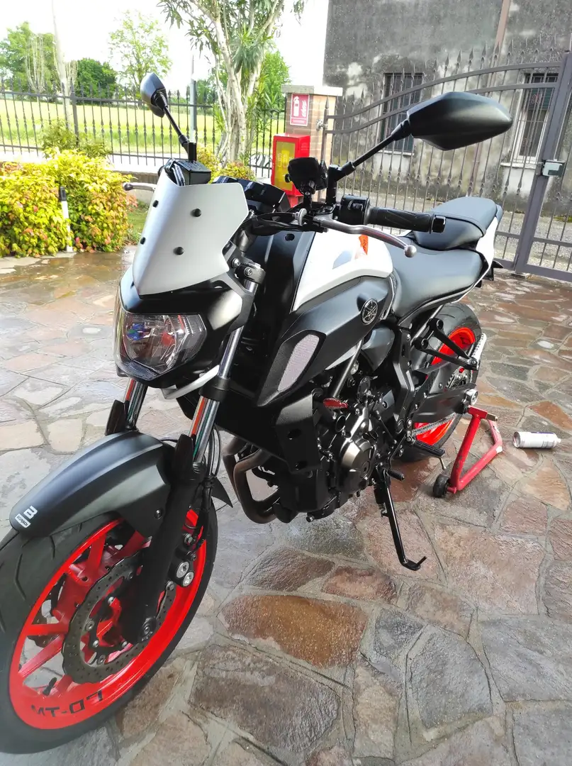 Yamaha MT-07 Argento - 1
