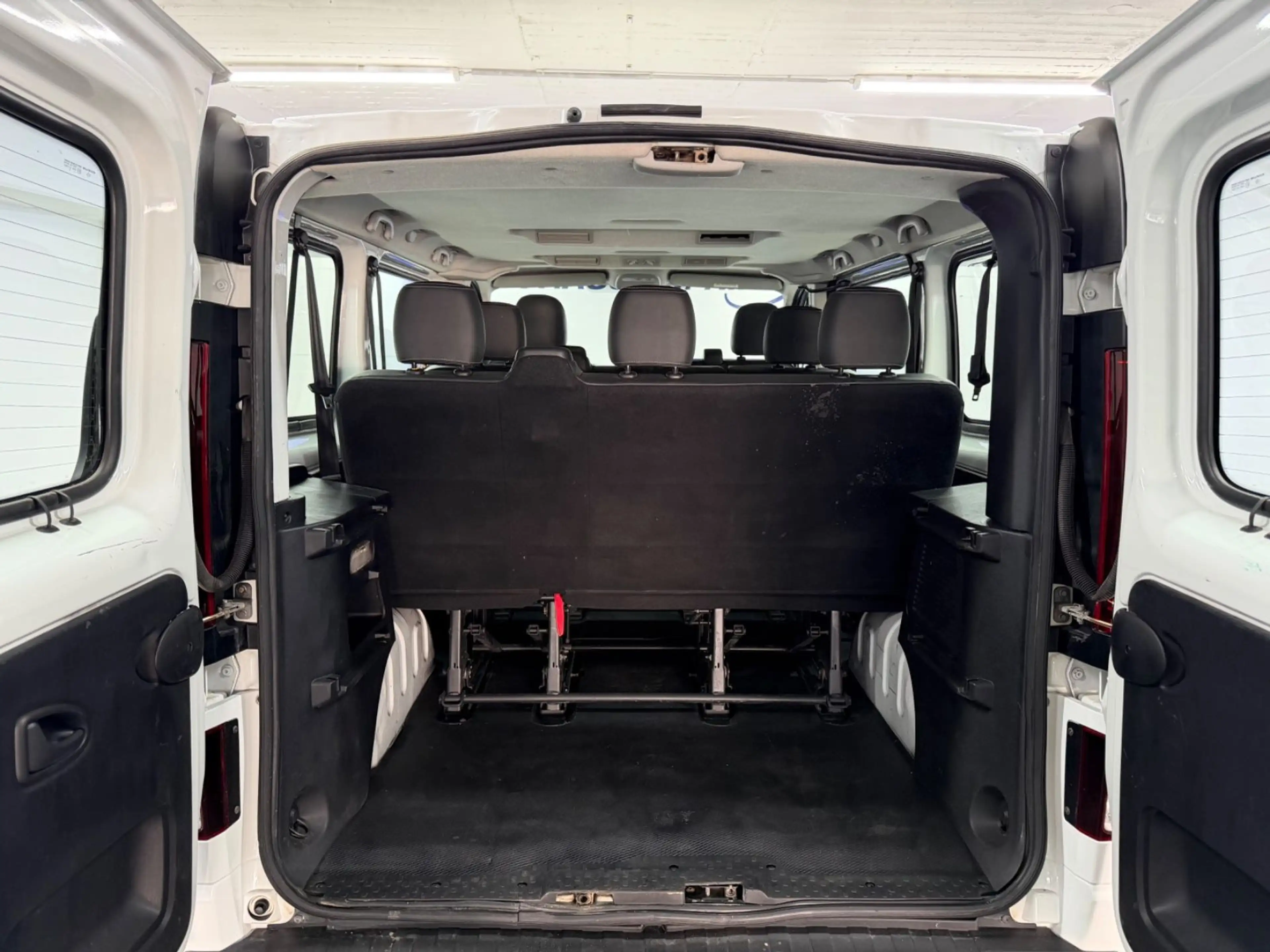 Opel Vivaro B Kombi 2,7t 1HND 9-SITZ TEMPOMAT — photo 12
