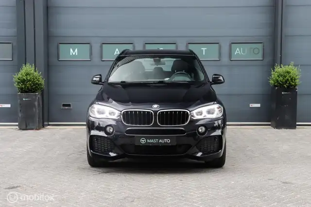 BMW X5 view 2