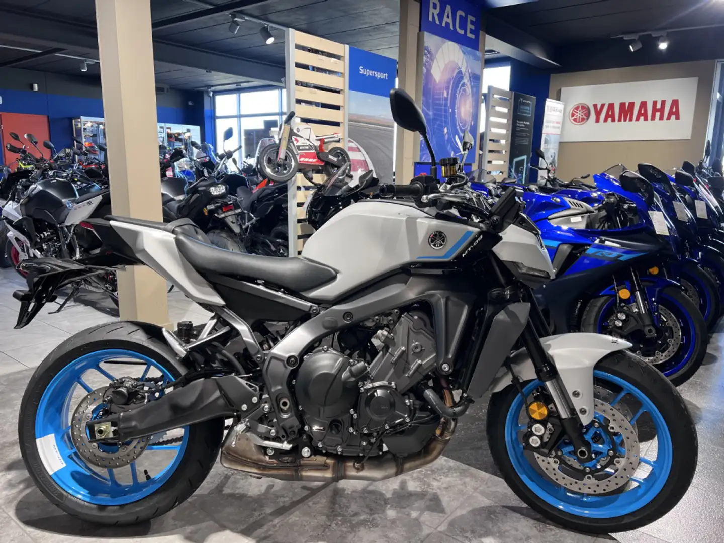 Yamaha MT-09 Gris - 1