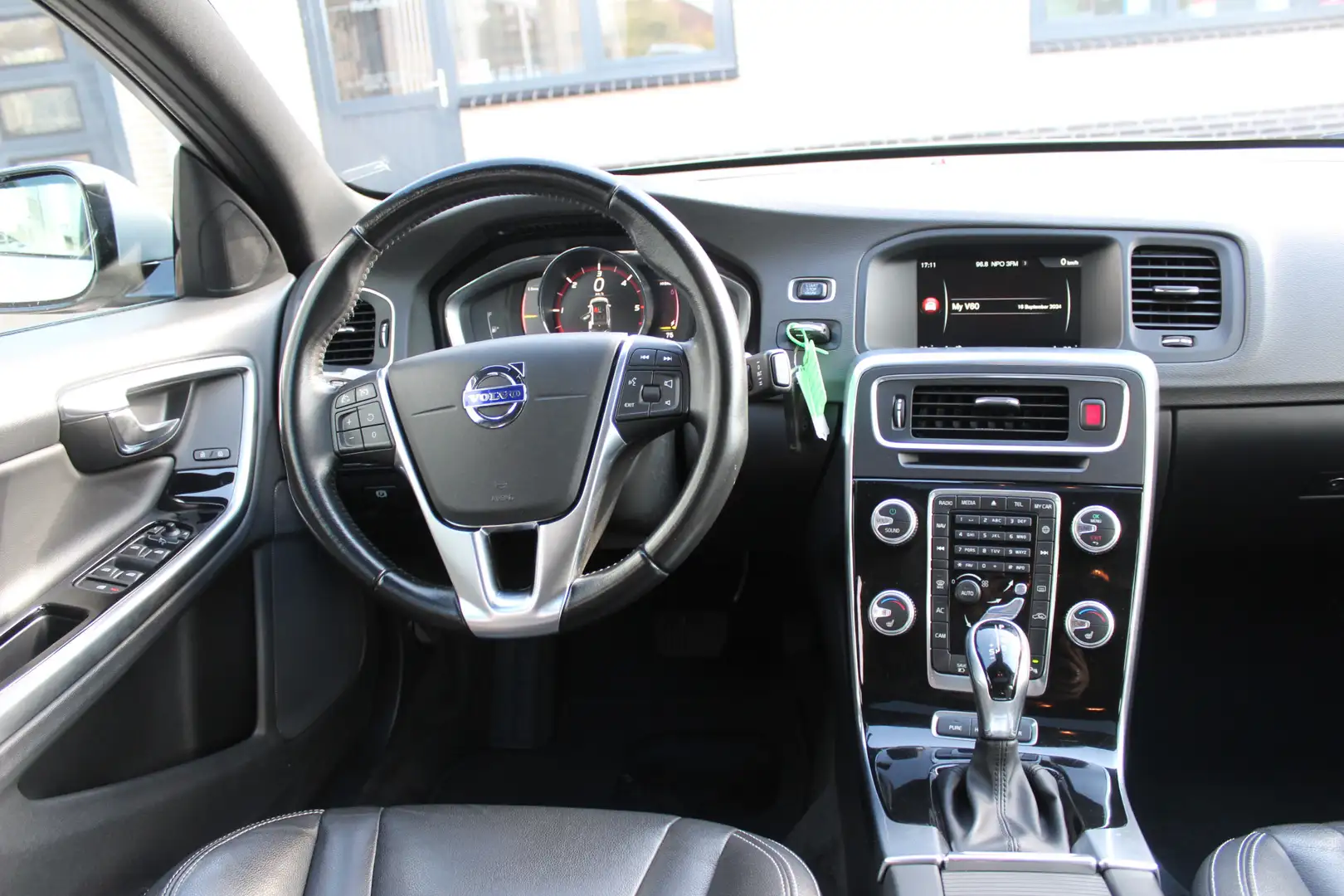Volvo V60 2.4 D5 Twin Engine Special Edition Schuifdak | Cam Grijs - 2