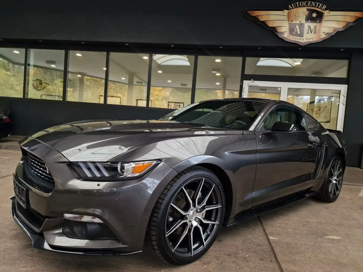 Ford Mustang 2.3 EcoBoost Auto Fastback Grau - 1