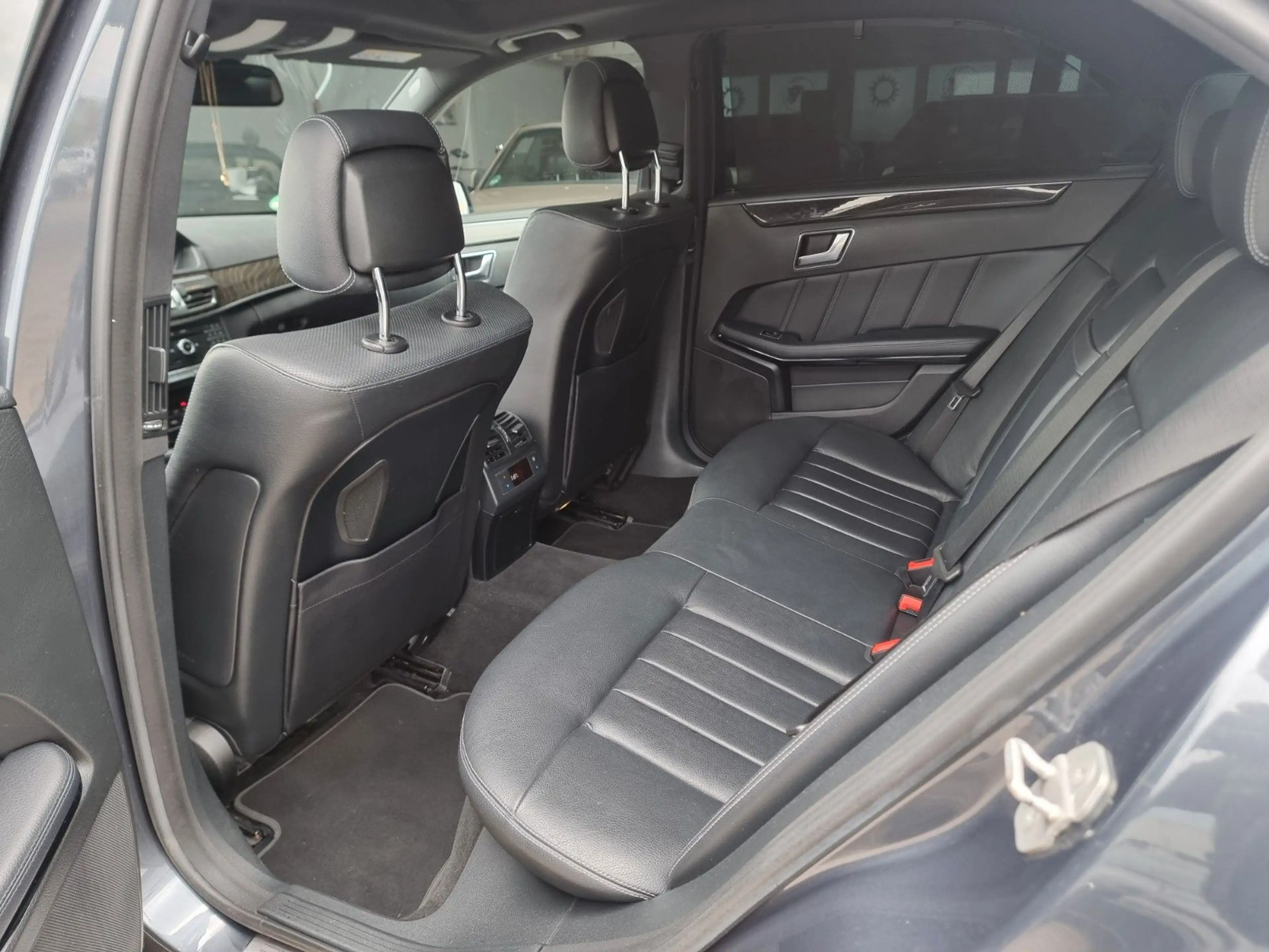 Mercedes-Benz E 350 4Matic Edition E — photo 9