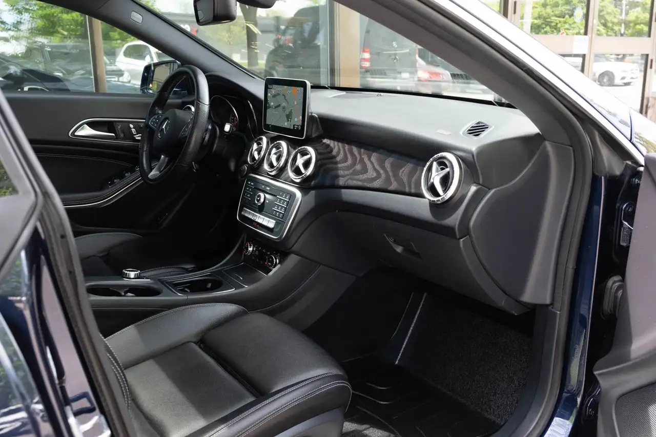Mercedes-Benz CLA снимка Mercedes-Benz CLA