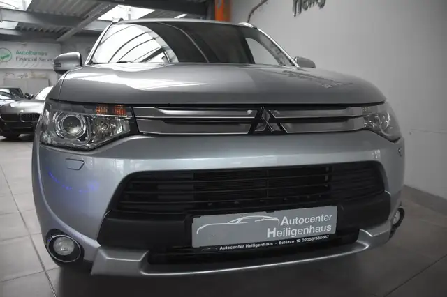 Mitsubishi Outlander Instyle 4WD Navi Kamera Leder 7-Sz AHK