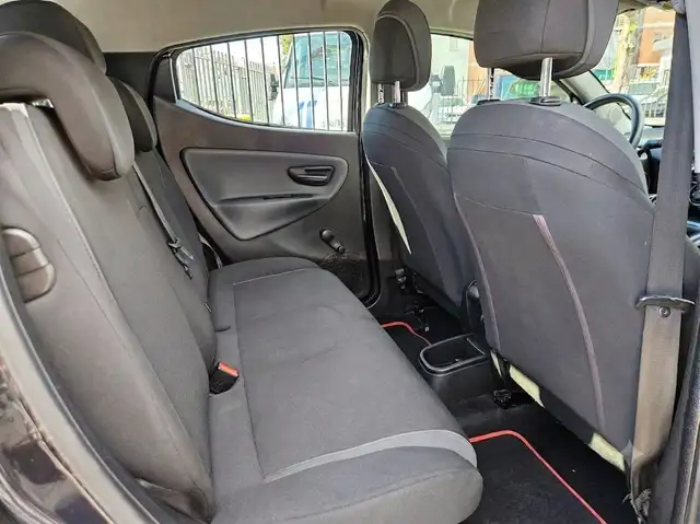 Lancia Ypsilon view 9