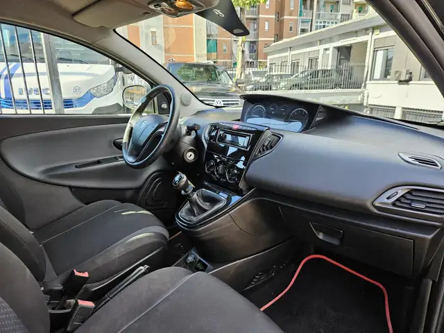 Lancia Ypsilon view 8