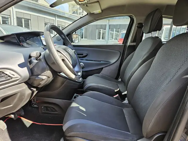 Lancia Ypsilon view 6