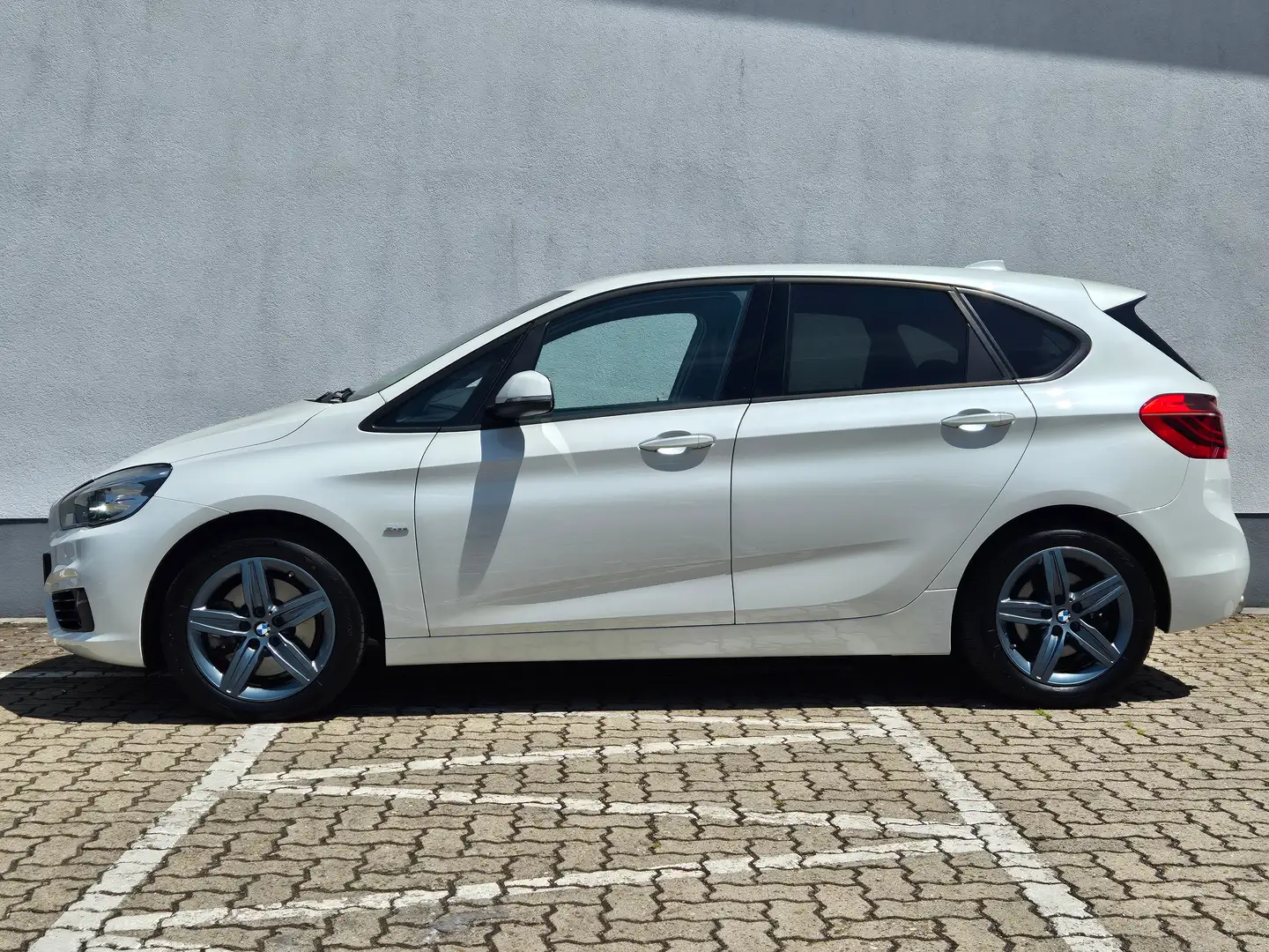 BMW 225 225 i xDrive Sport Line*Navigation*AHK*LED*PDC* Wit - 2