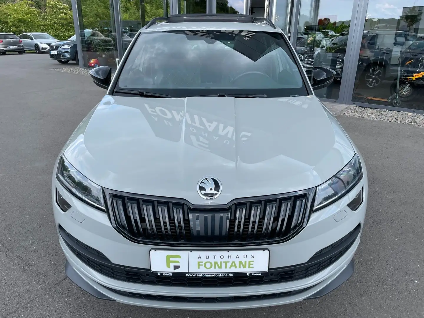Skoda Karoq 2,0TSi Sportline 4x4 Pano AHK Kamera Key Grijs - 2
