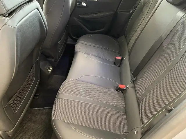 Peugeot 208 view 8