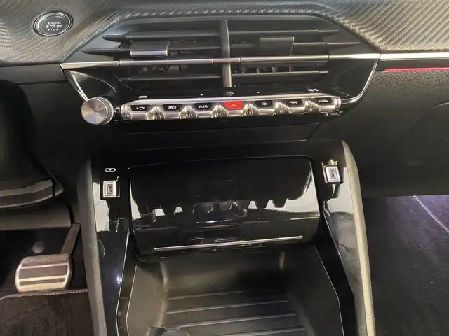 Peugeot 208 view 11