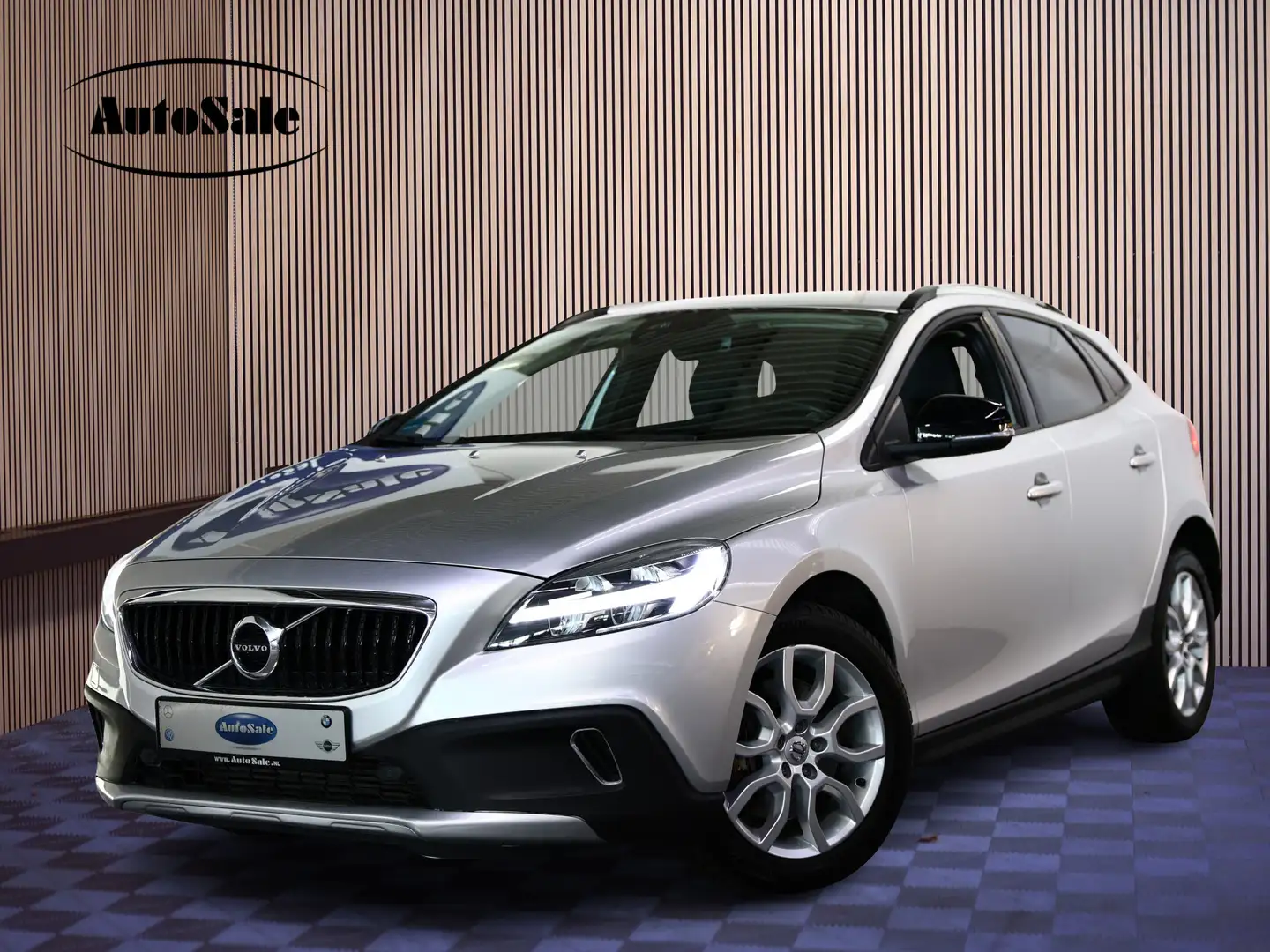 Volvo V40 Cross Country 1.5 T3 Momentum 52000 km ! AUTOMAAT NAV CAMERA '17 Grijs - 1