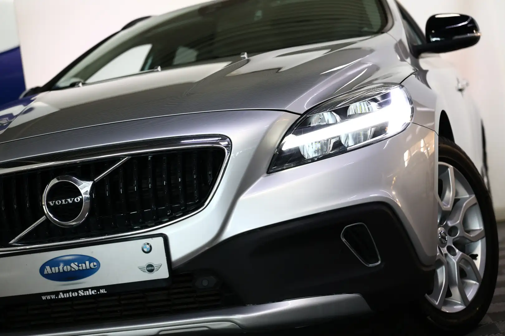 Volvo V40 Cross Country 1.5 T3 Momentum Gri - 2