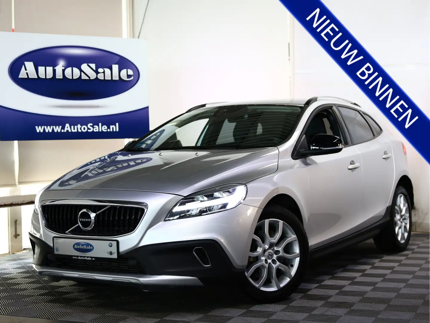 Volvo V40 Cross Country 1.5 T3 Momentum Gri - 1