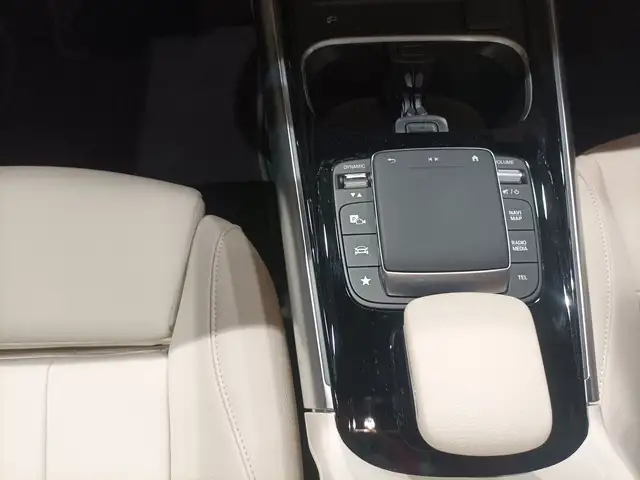 Mercedes-Benz GLA view 13