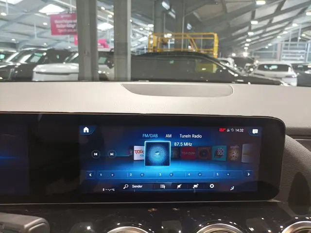 Mercedes-Benz GLA view 11