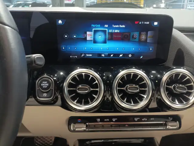 Mercedes-Benz GLA view 12