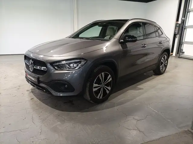 Mercedes-Benz GLA view 3