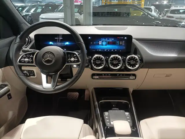 Mercedes-Benz GLA view 9