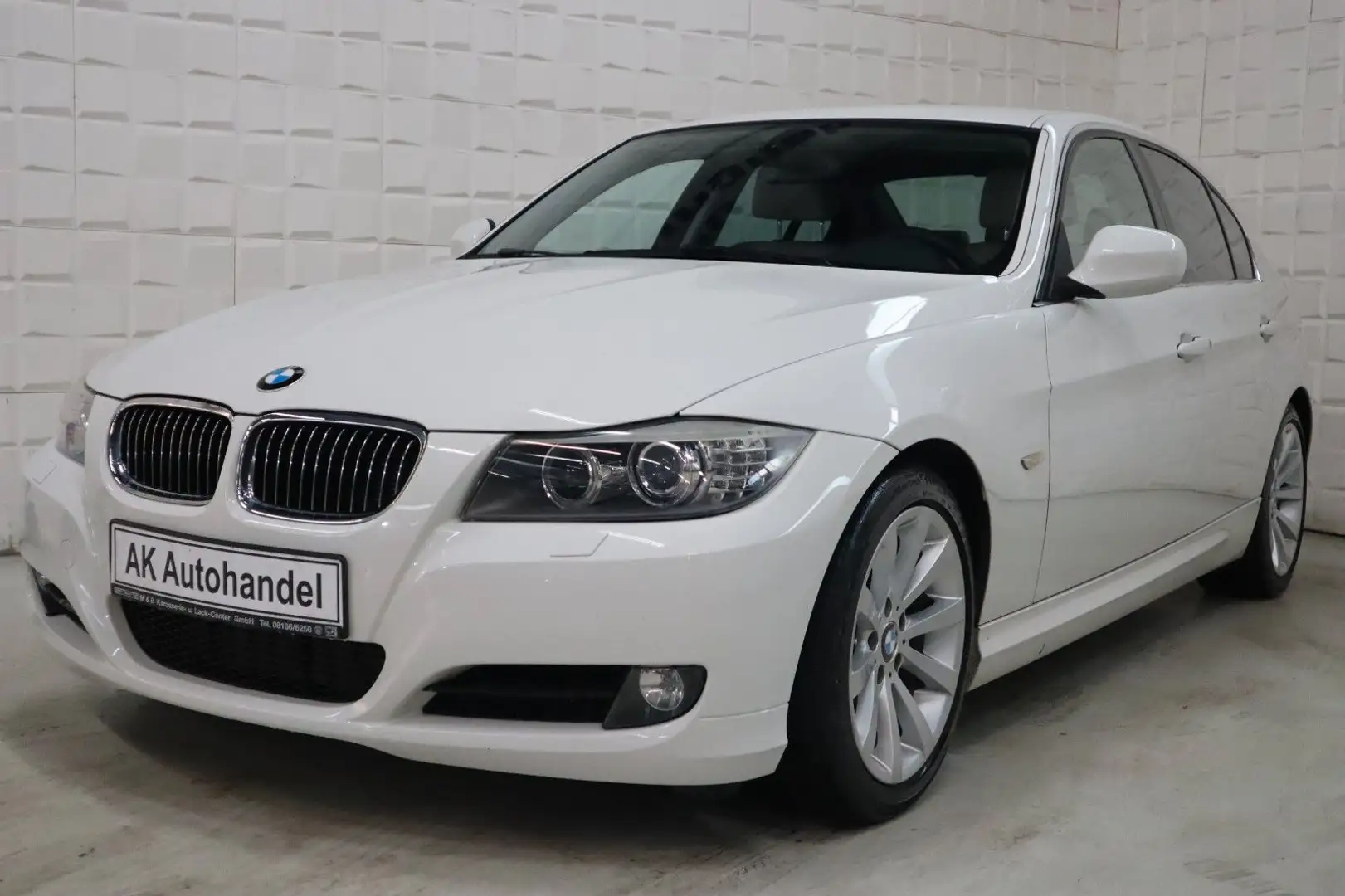 BMW 325 d Limousine Xenon Vollleder PDC SHZ 8-fach Wit - 1