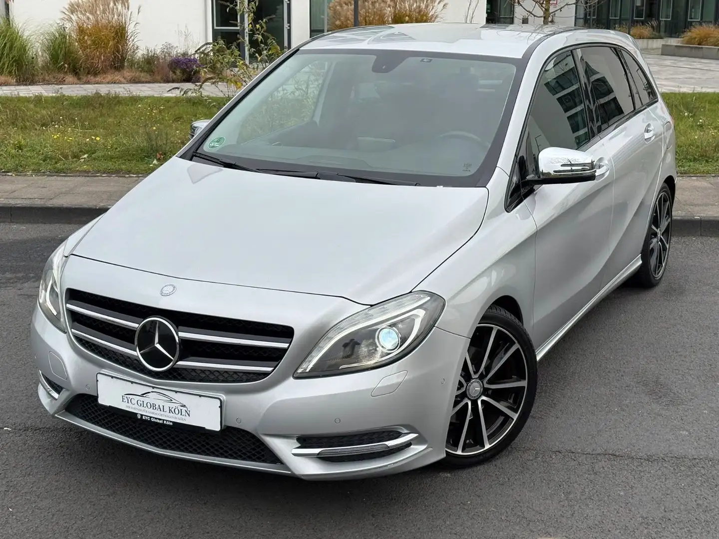 Mercedes-Benz B 180 Edition 1, Sport-Paket, Navi,Night,Xenon Argent - 2