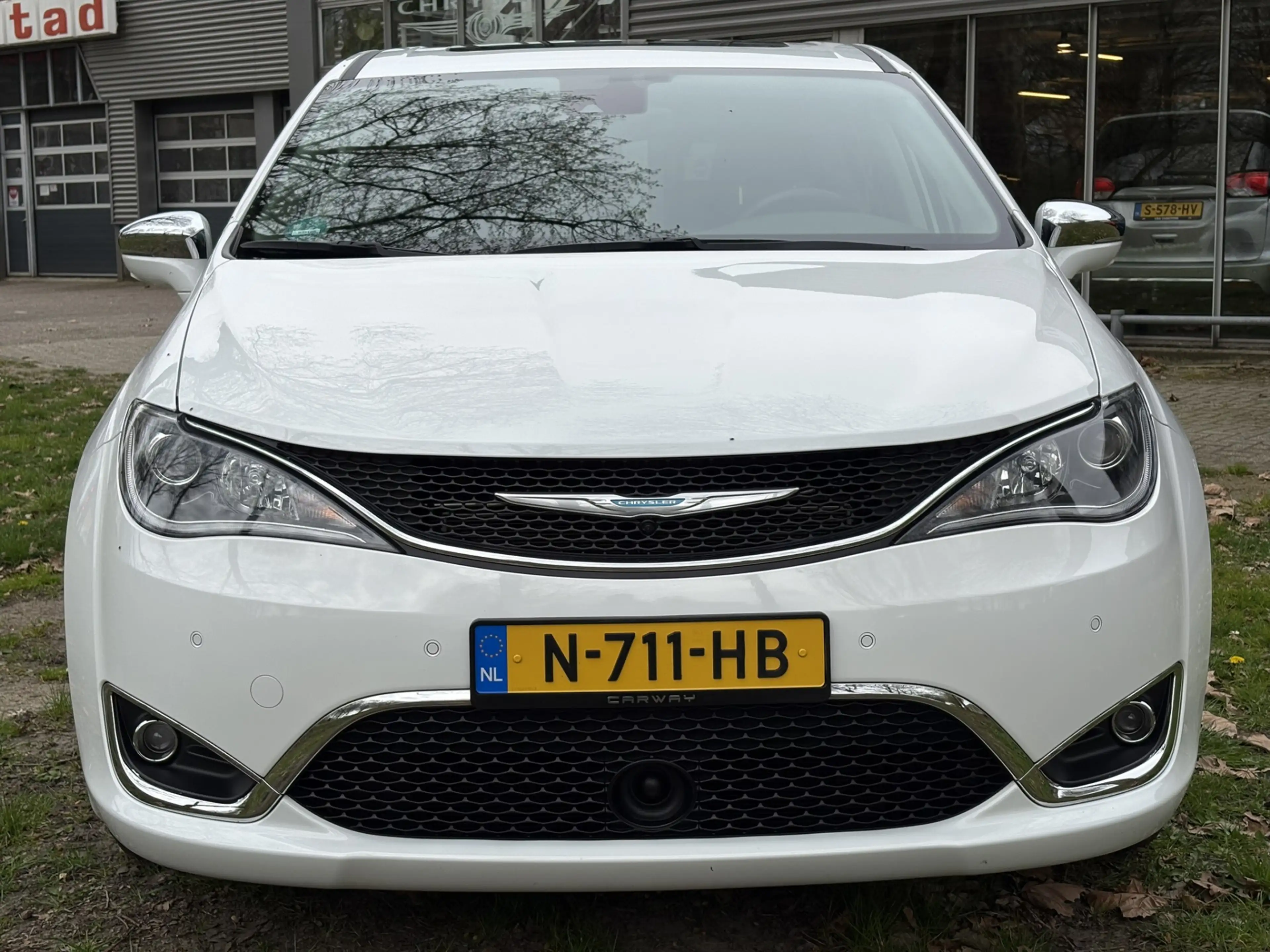 Chrysler Pacifica 3.6 V6 Hybrid Limited — photo 2