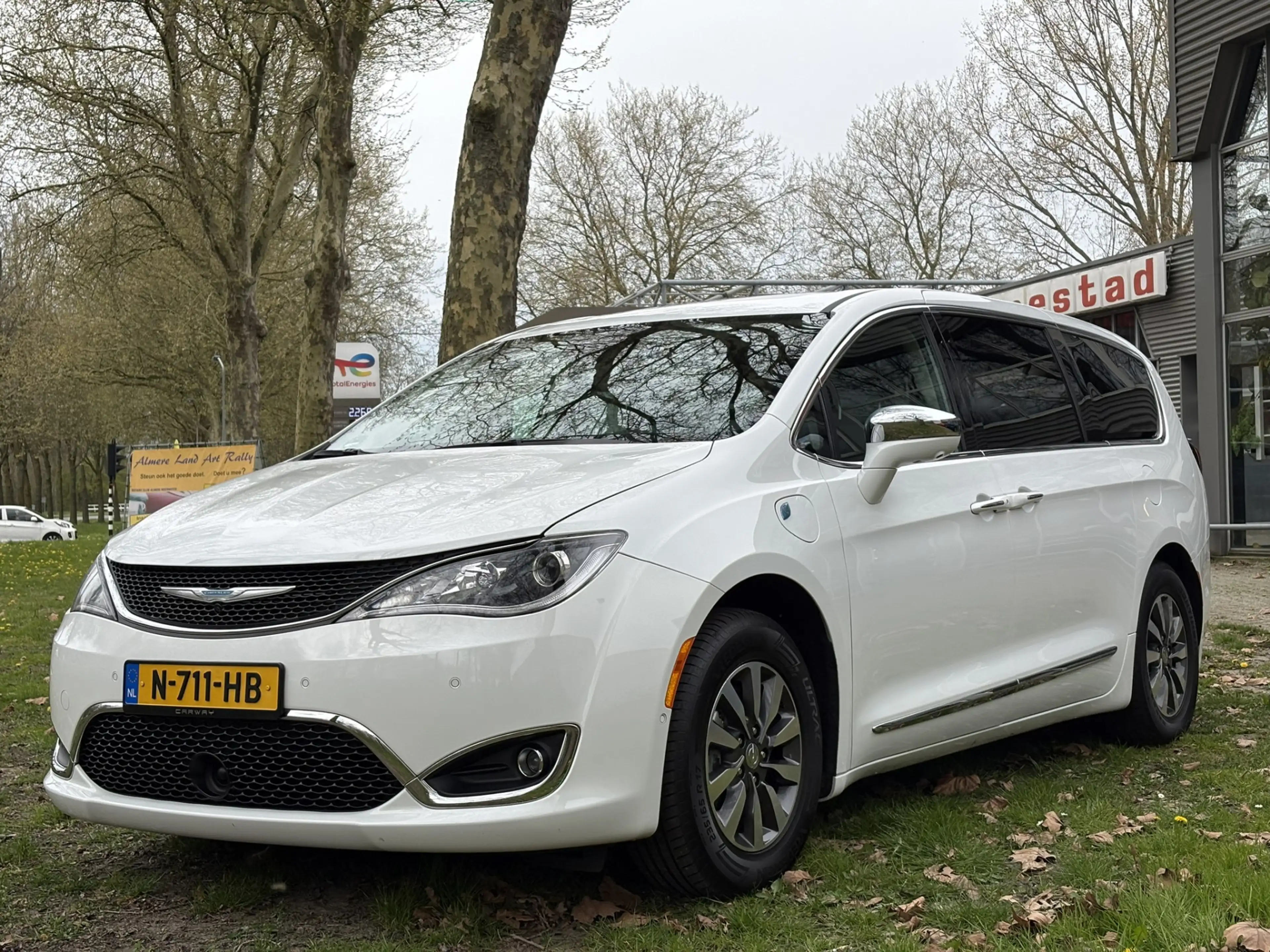Chrysler Pacifica 3.6 V6 Hybrid Limited — photo 3