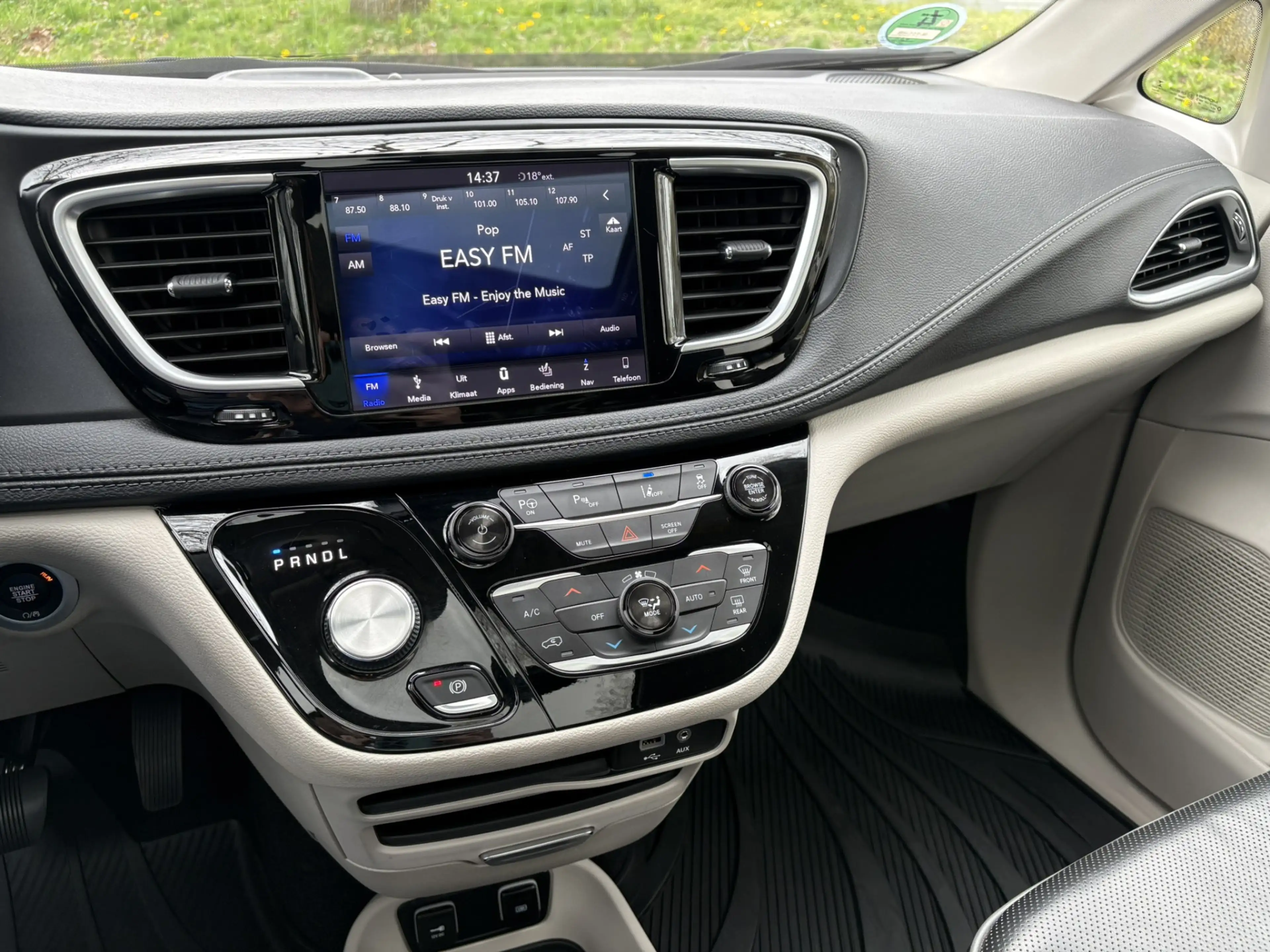 Chrysler Pacifica 3.6 V6 Hybrid Limited — photo 10