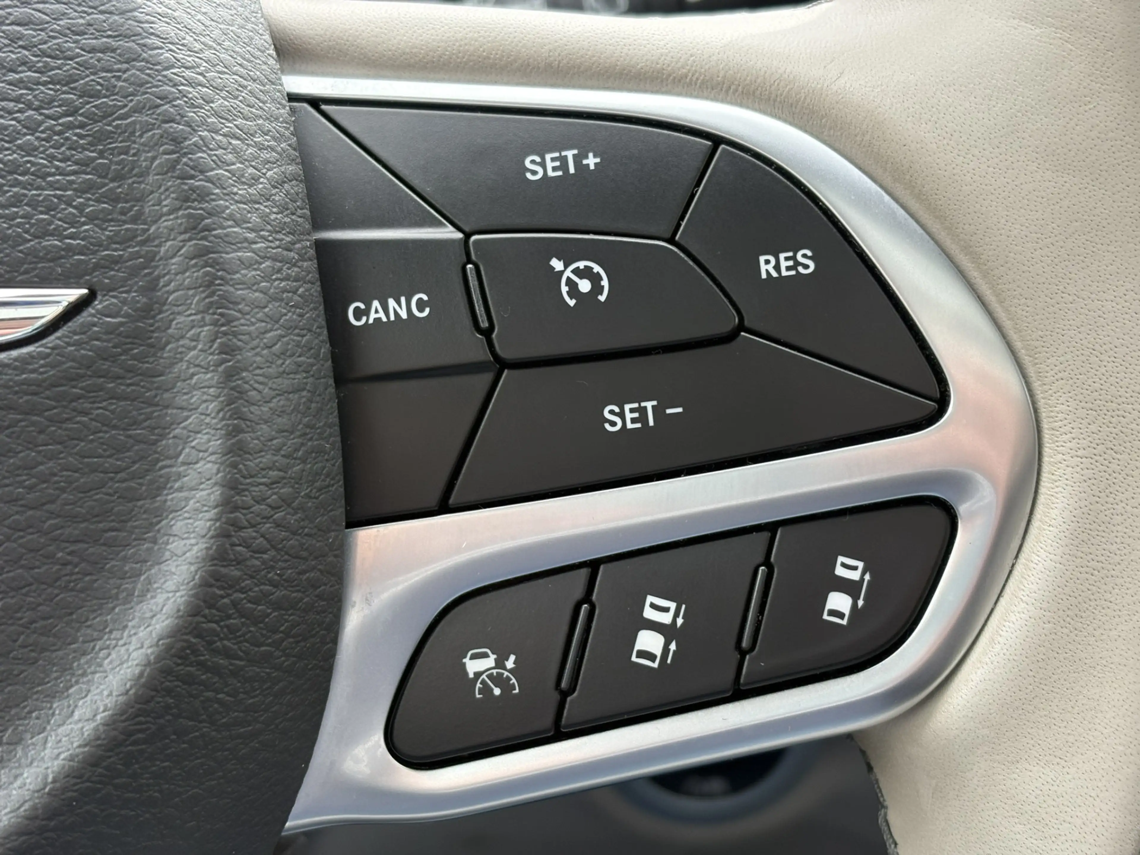 Chrysler Pacifica 3.6 V6 Hybrid Limited — photo 9