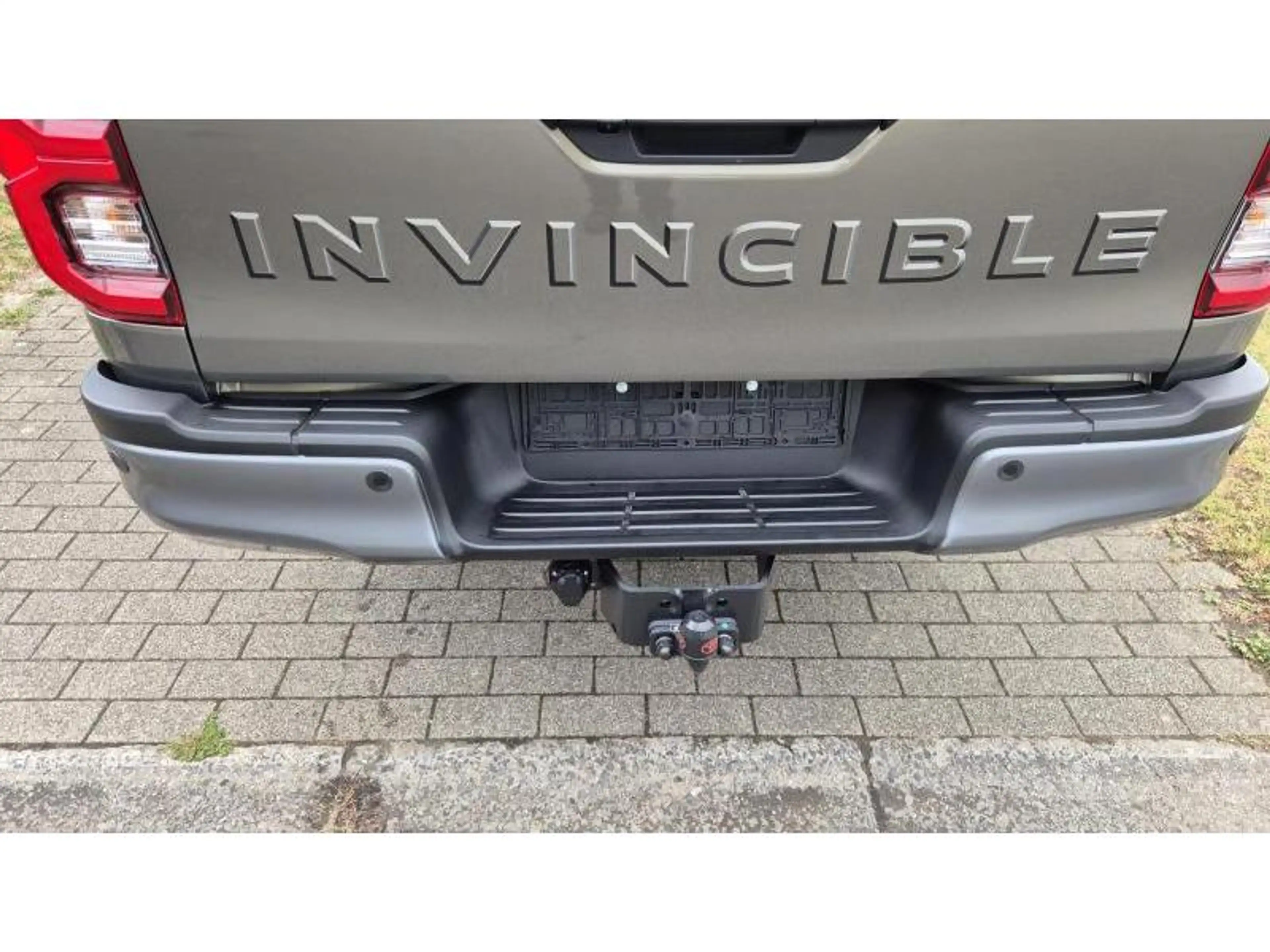 Toyota Hilux Invincible — photo 8