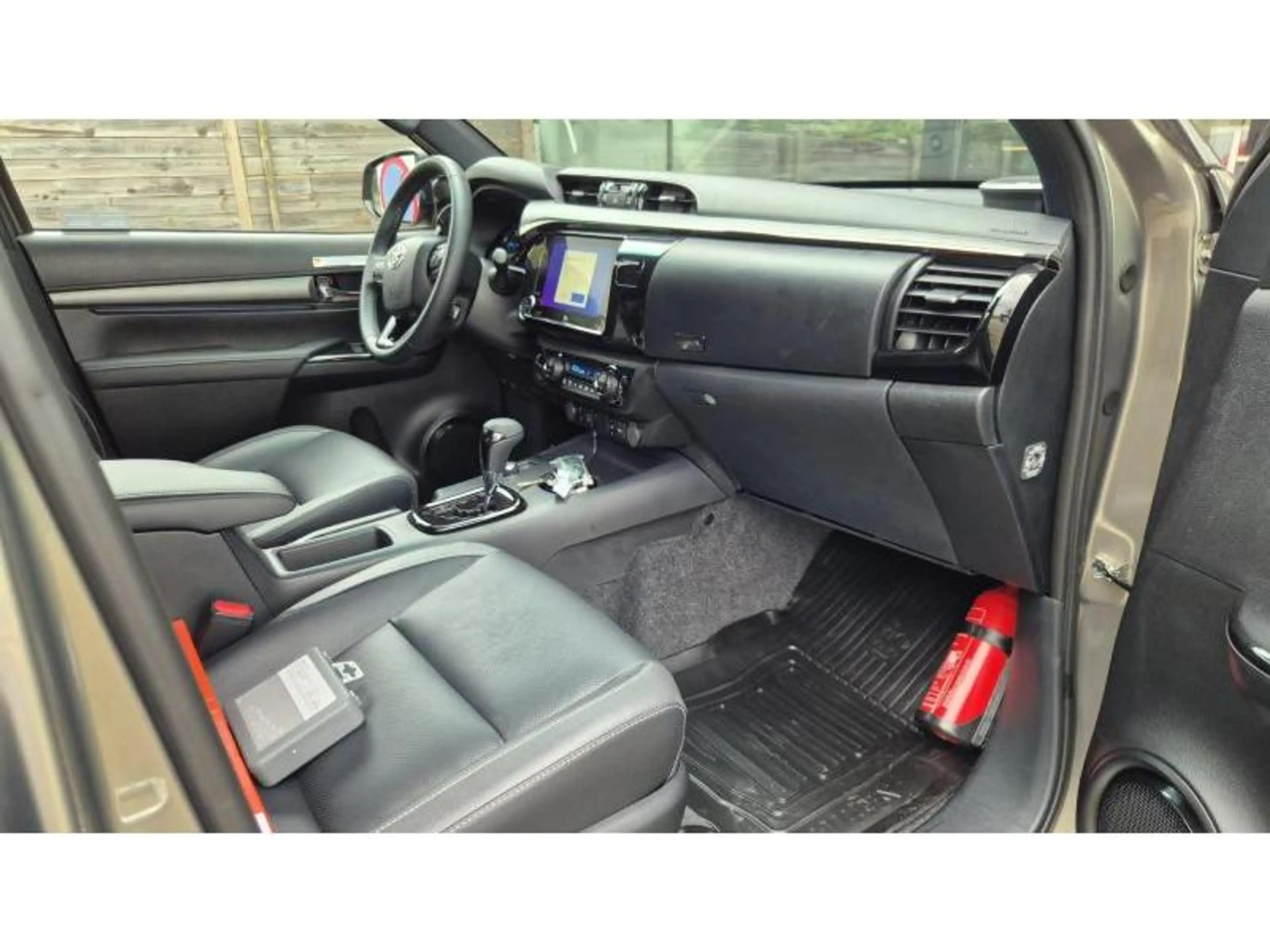 Toyota Hilux Invincible — photo 4
