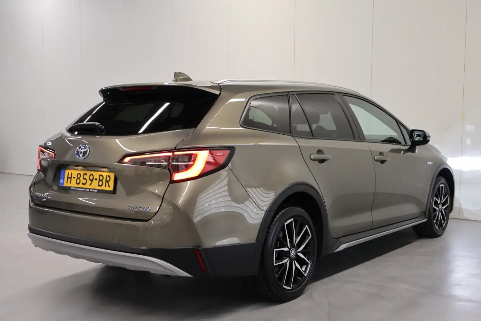 Toyota Corolla Touring Sports 1.8 Hybrid Trek Groen - 2