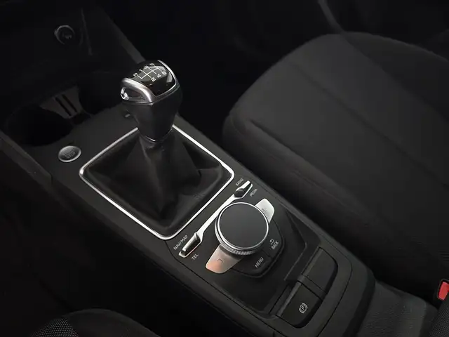 Audi Q2 view 13