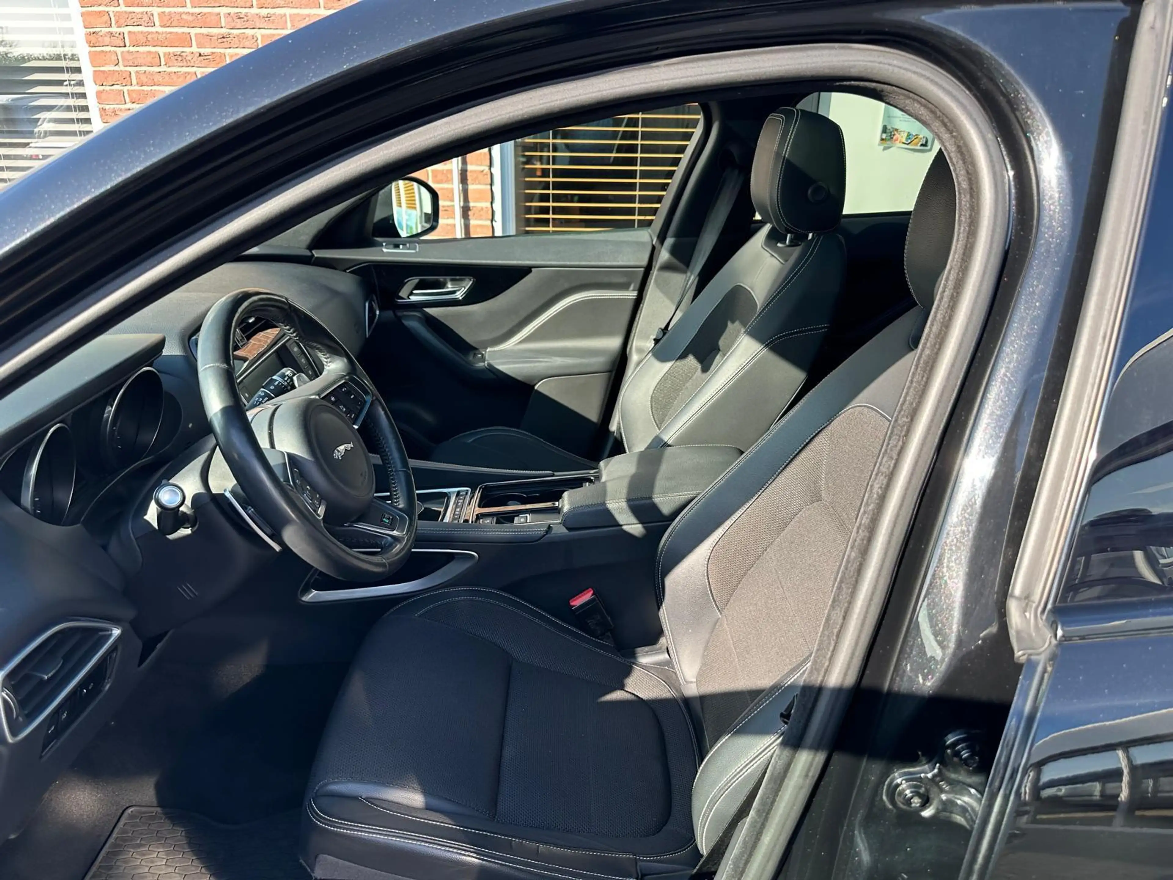 Jaguar F-Pace 2.0 R-Sport AWD 25t — photo 17