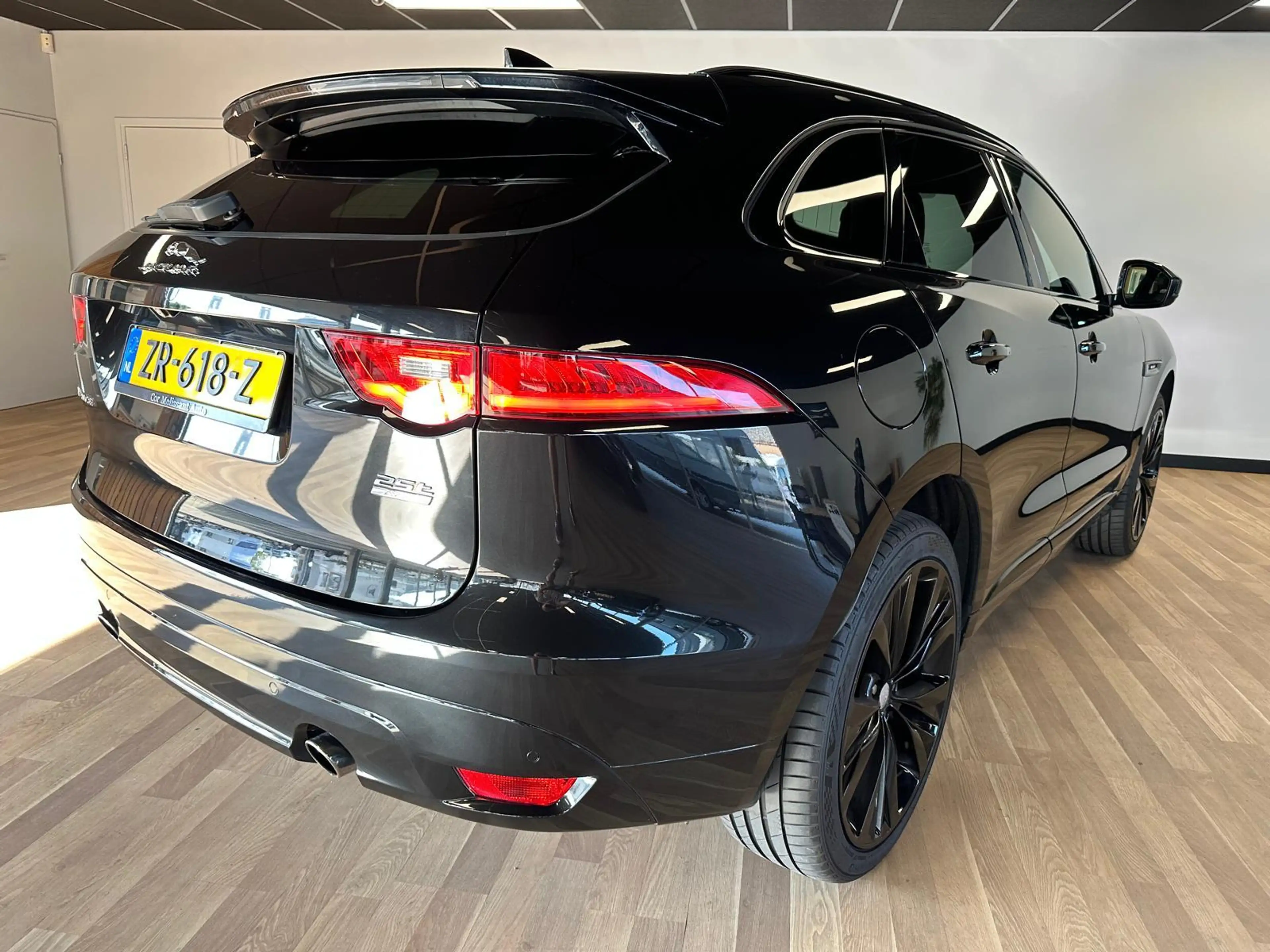 Jaguar F-Pace 2.0 R-Sport AWD 25t — photo 4