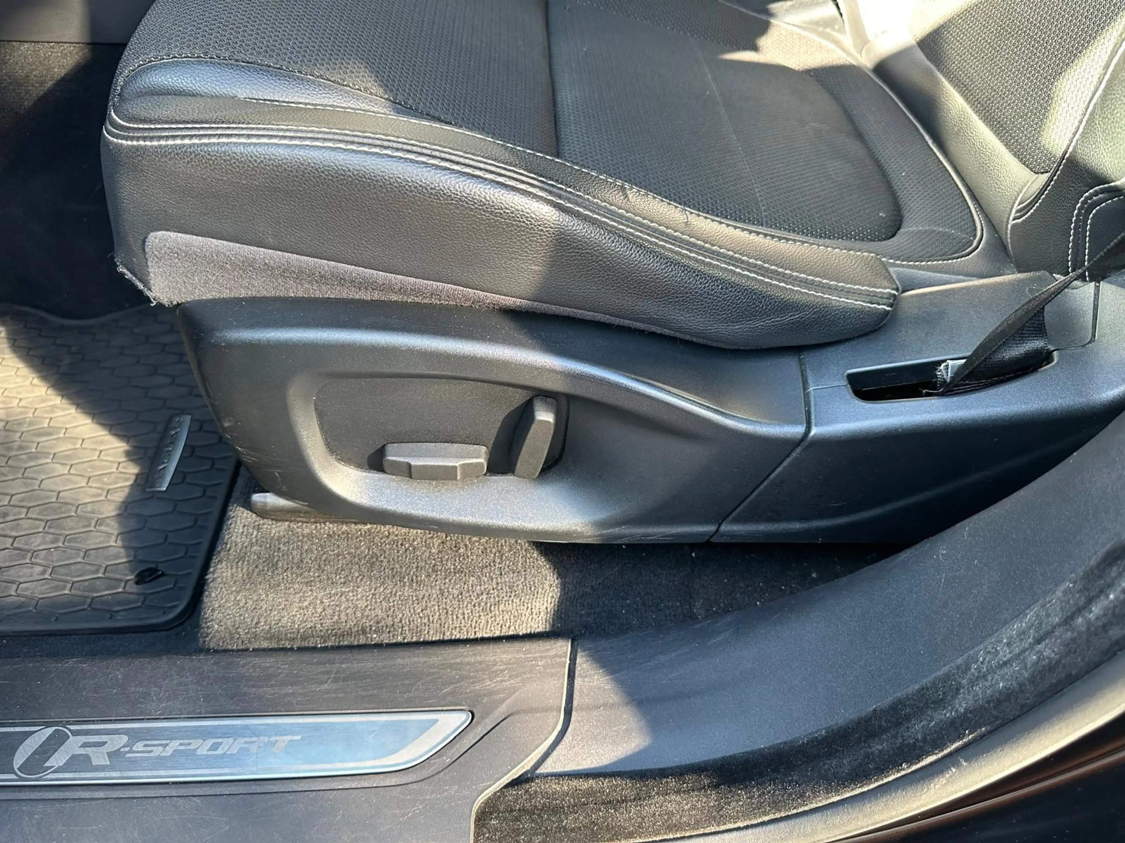 Jaguar F-Pace 2.0 R-Sport AWD 25t — photo 16