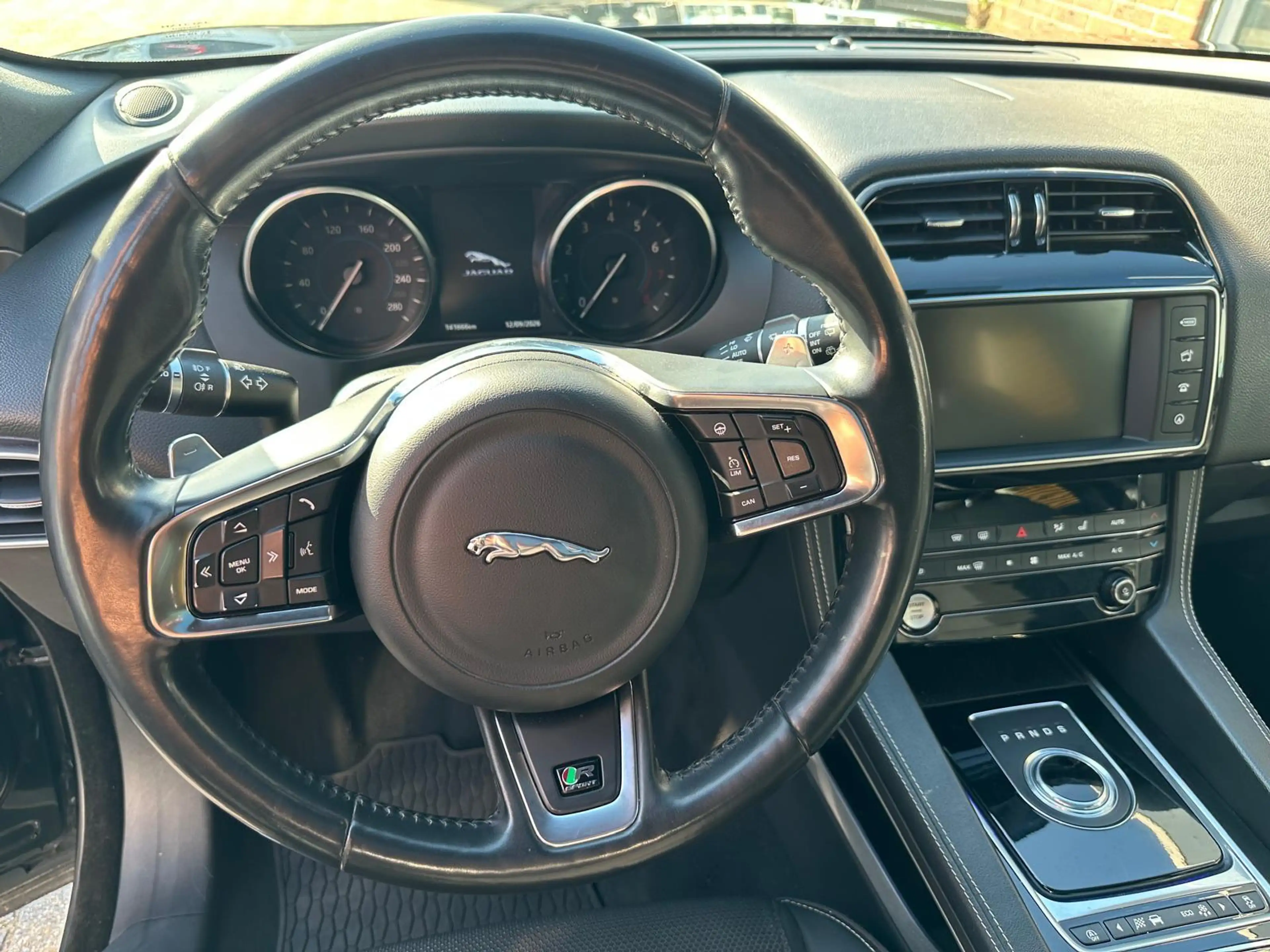 Jaguar F-Pace 2.0 R-Sport AWD 25t — photo 18