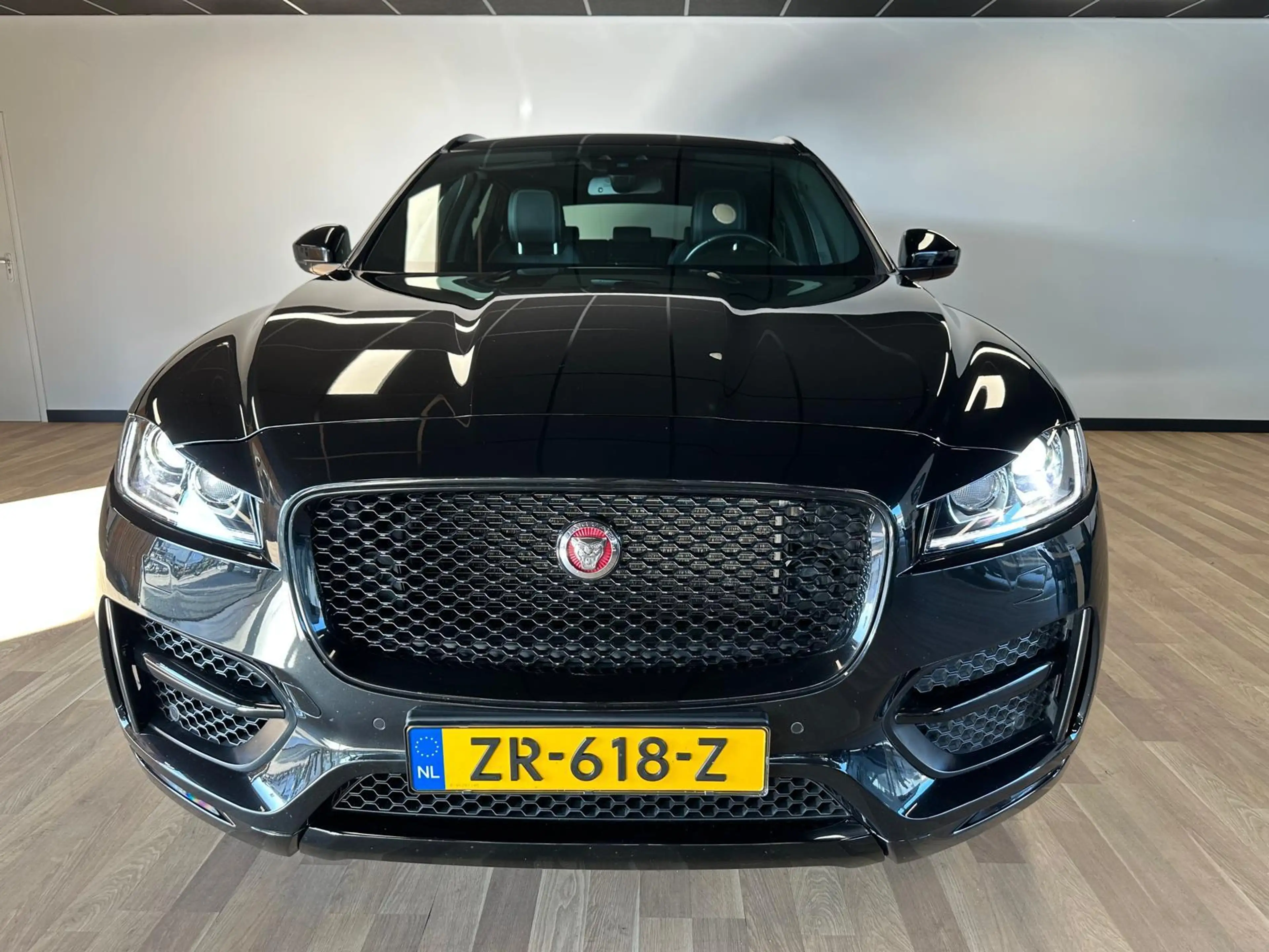 Jaguar F-Pace 2.0 R-Sport AWD 25t — photo 2