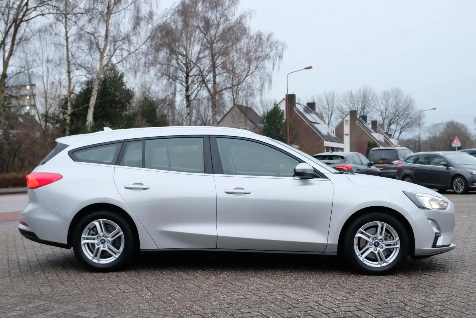 Ford Focus Wagon 1.0 EcoBoost Hybrid Trend Edition Business 1 Grijs - 2