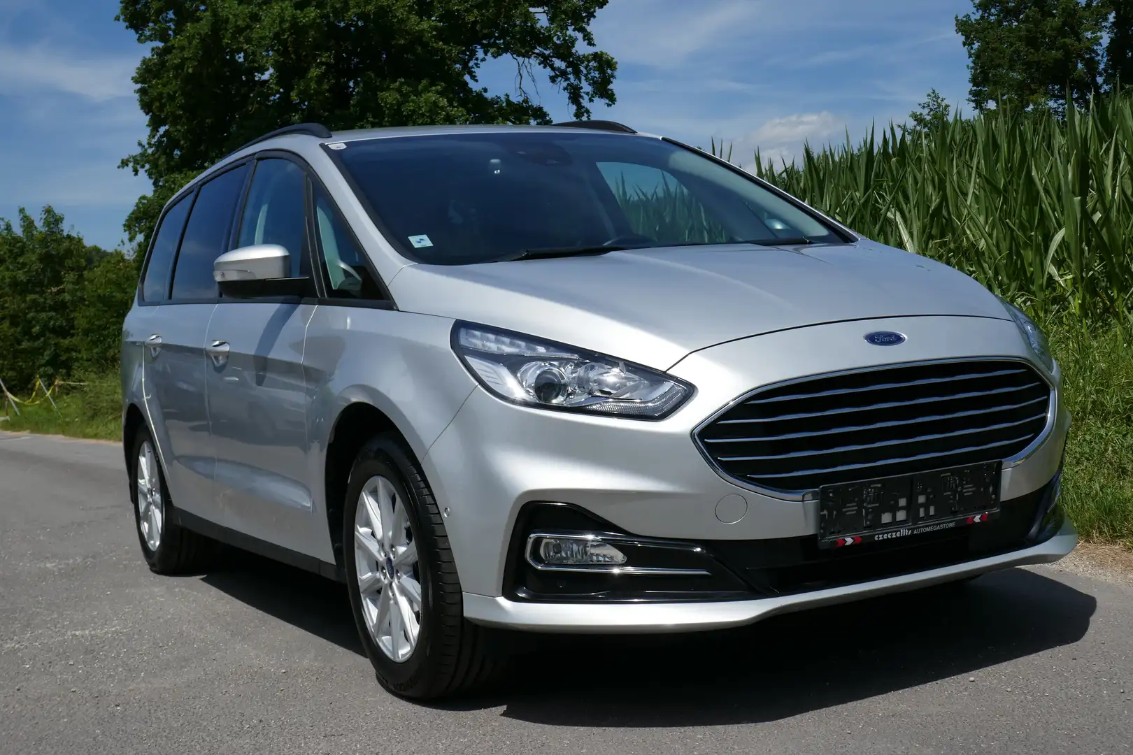 Ford Galaxy Hybrid Titanium Silber - 1