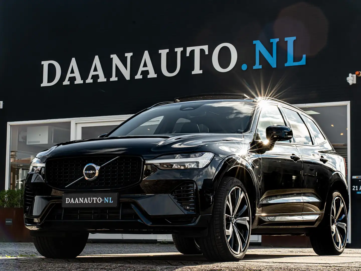 Volvo XC60 2.0 T8 Plug-in hybrid AWD Plus Dark R Design Leder Zwart - 1