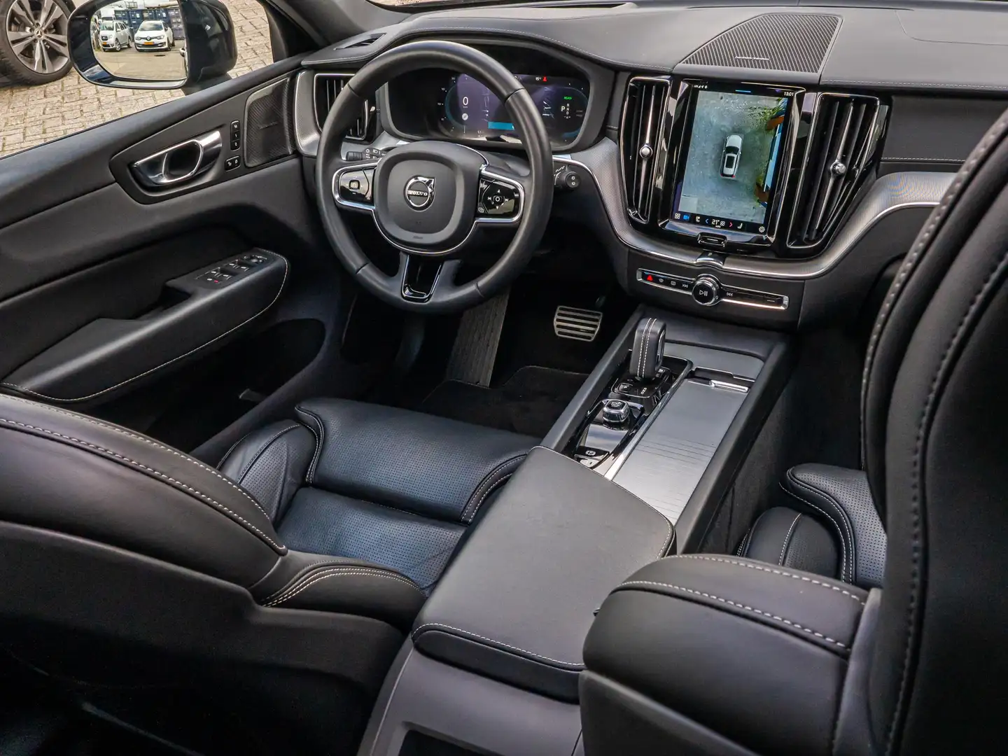 Volvo XC60 2.0 T8 Plug-in hybrid AWD Plus Dark R Design Leder Zwart - 2